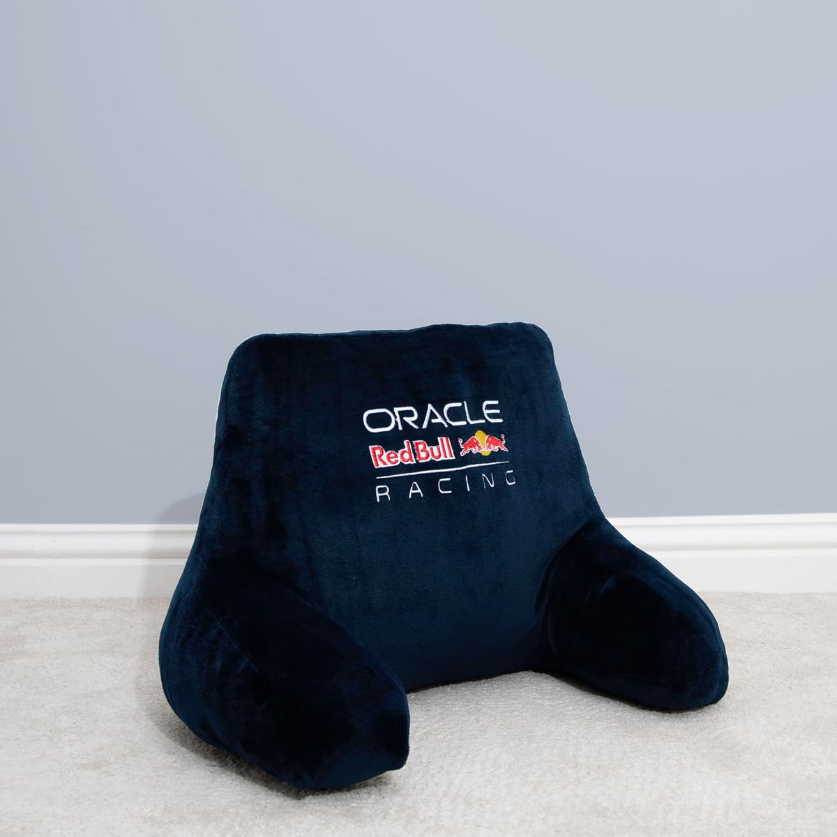 Oracle Red Bull Racing offiziell lizenziertes Kuschelkissen | Superweiches, marineblaues Armlehnenkissen im Stuhldesign | Ultra bequem | Shift-Design | Perfekt für jedes Schlafzimmer, auf dem Sofa