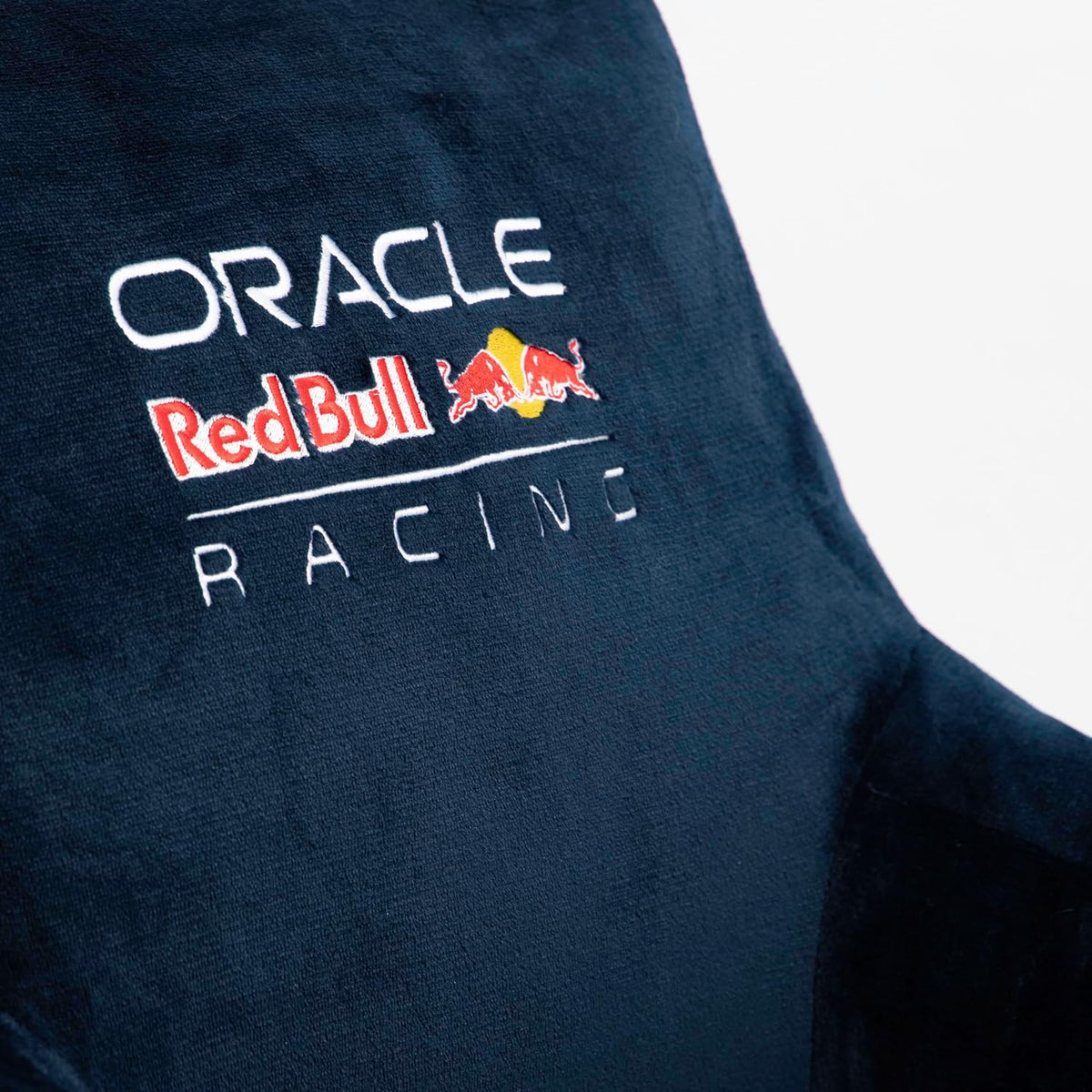 Oracle Red Bull Racing offiziell lizenziertes Kuschelkissen | Superweiches, marineblaues Armlehnenkissen im Stuhldesign | Ultra bequem | Shift-Design | Perfekt für jedes Schlafzimmer, auf dem Sofa