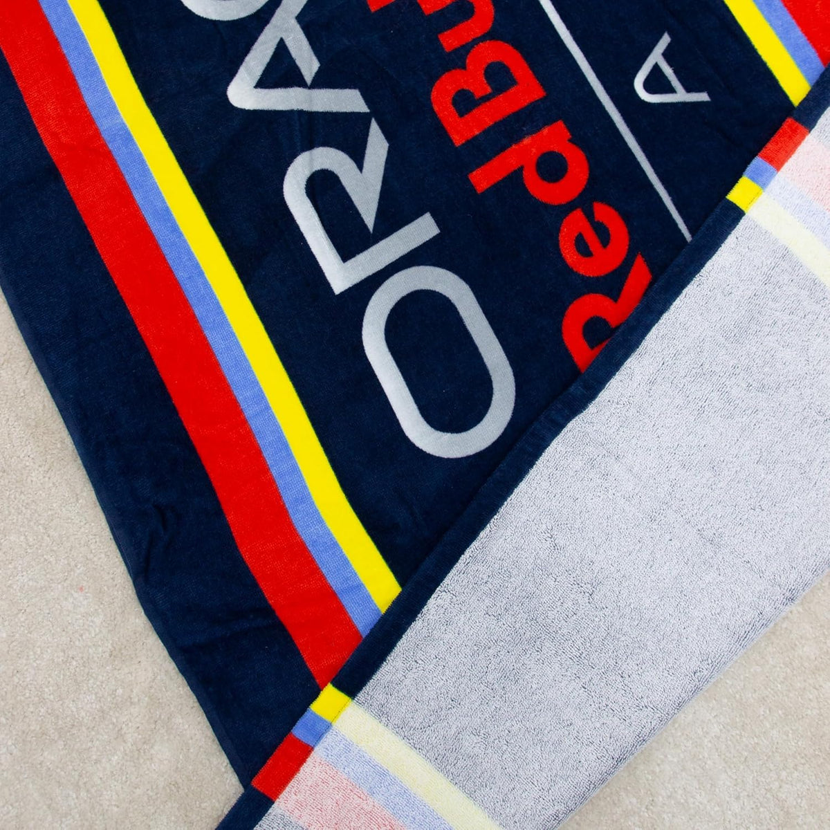 Character World Offizielles Red Bull Racing Handtuch | Superweiches Gefühl, dreifarbiges Formel Eins Team Design | Perfekt für Haus, Bad, Strand & Schwimmbad | Eine Größe 75cm x 150cm | 100% Baumwolle