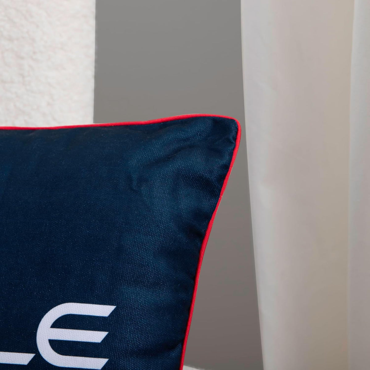Oracle Red Bull Racing offiziell Lizenziertes F1-Quadratkissen, superweiches Kissen | Schwarz, automatisch wendbares Design | Perfekt für die Dekoration im Schlafzimmer oder Wohnzimmer | 40 x 40 cm