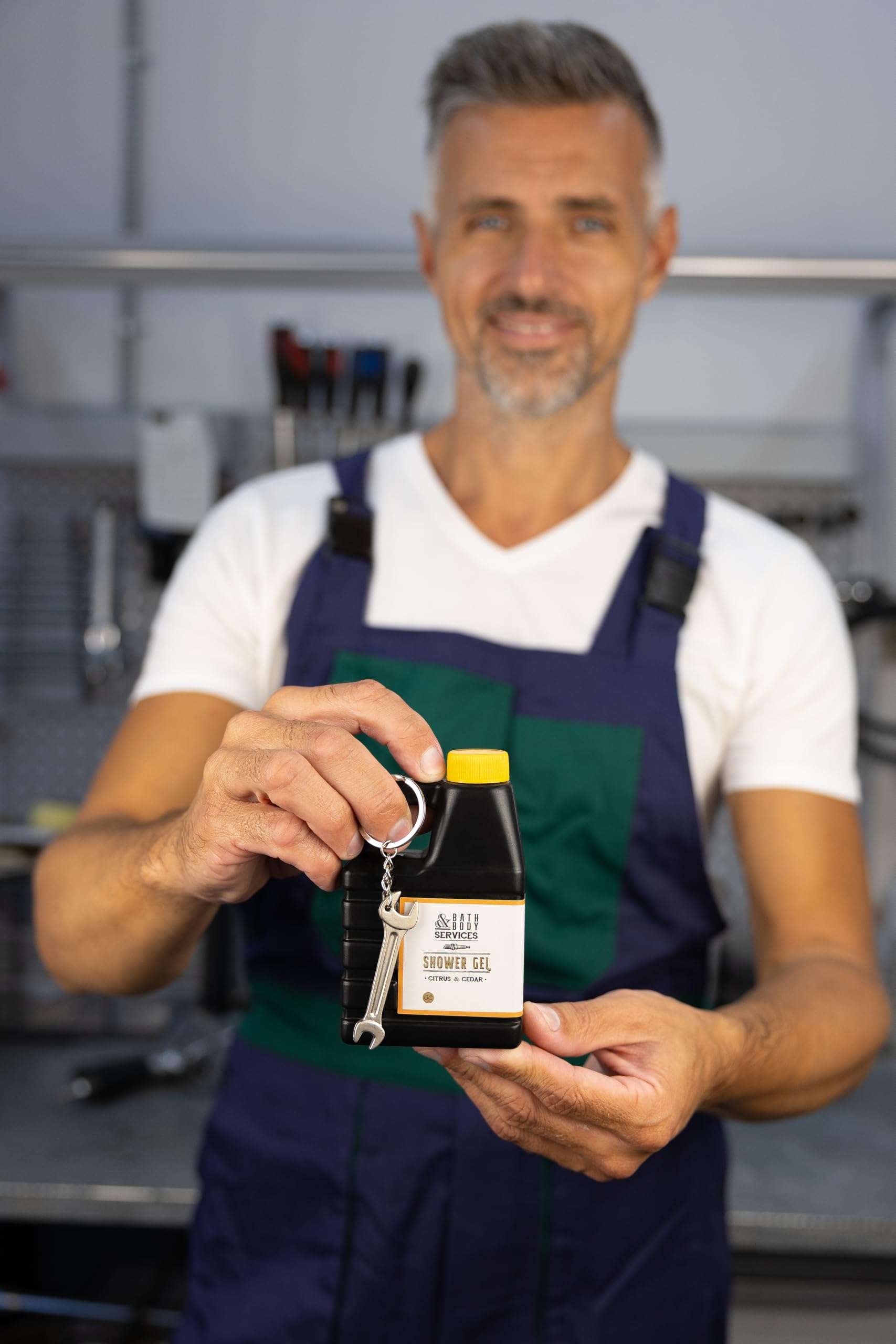 Duschgel BATH & BODY SERVICES für Herren, 200 ml Duschgel im Ölkanister Design mit Schraubenschlüssel Schlüsselanhänger, Geschenkidee für Männer zum Valentinstag und Geburtstag