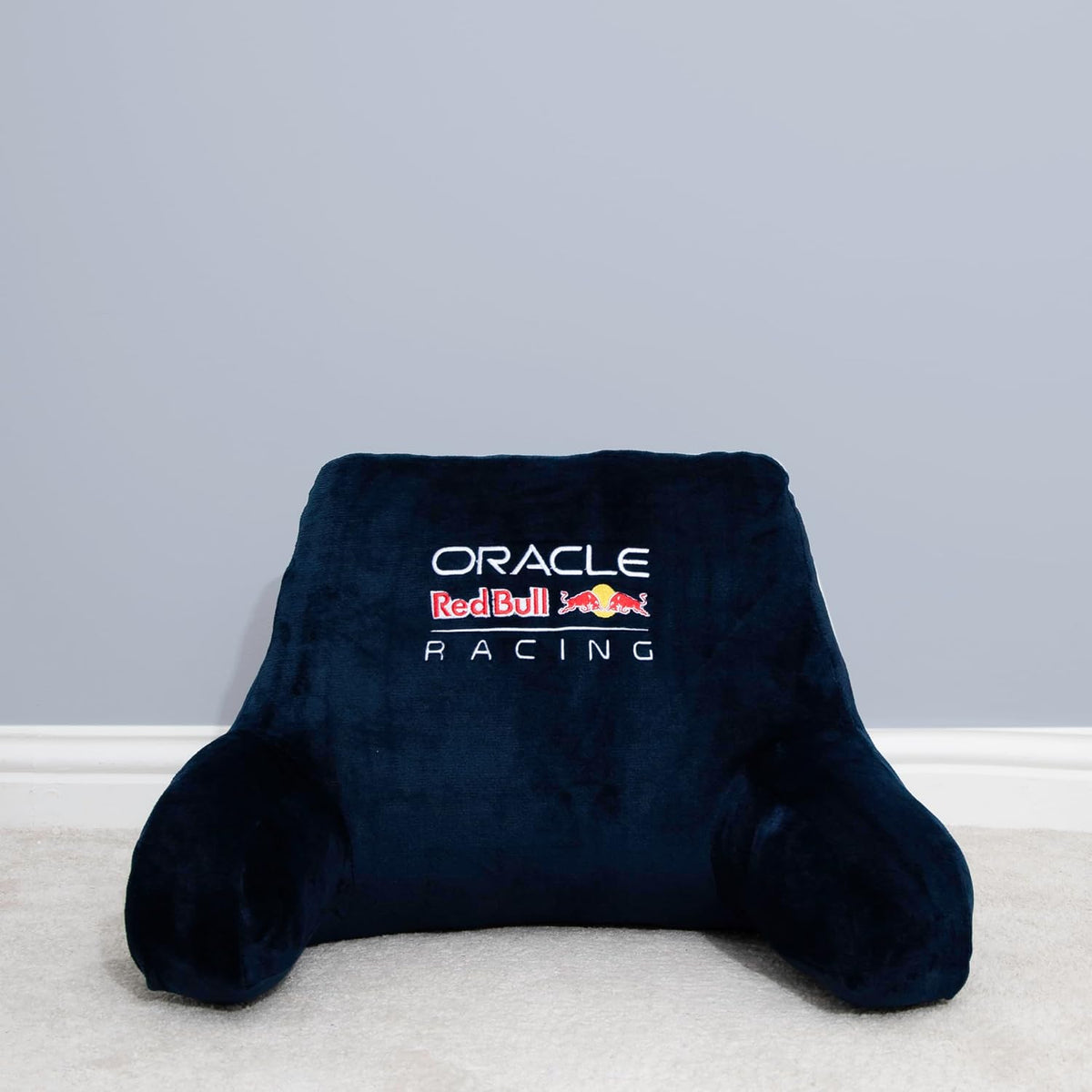 Oracle Red Bull Racing offiziell lizenziertes Kuschelkissen | Superweiches, marineblaues Armlehnenkissen im Stuhldesign | Ultra bequem | Shift-Design | Perfekt für jedes Schlafzimmer, auf dem Sofa