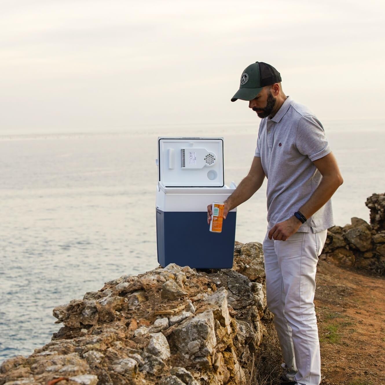 Elektrische Kühlbox, 12V und 230V, 26L, blau - Mini-Kühlschrank für Auto, Camping, Urlaub, Boot, Festivals - leicht, tragbar, mit praktischem Kabelfach und Eco/Max Modus
