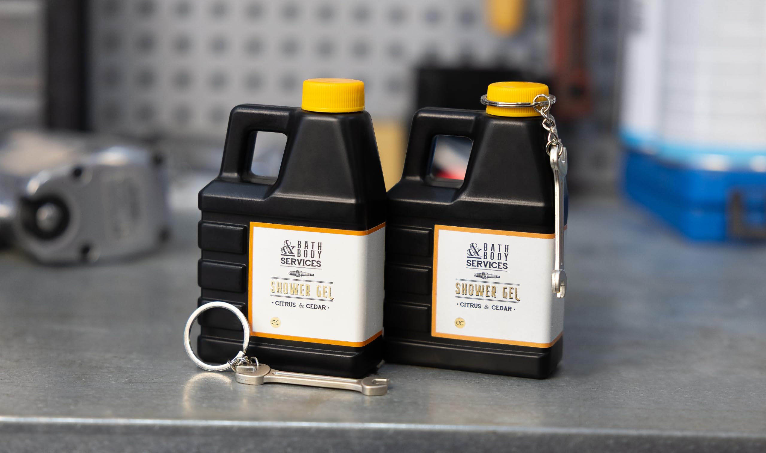 Duschgel BATH & BODY SERVICES für Herren, 200 ml Duschgel im Ölkanister Design mit Schraubenschlüssel Schlüsselanhänger, Geschenkidee für Männer zum Valentinstag und Geburtstag