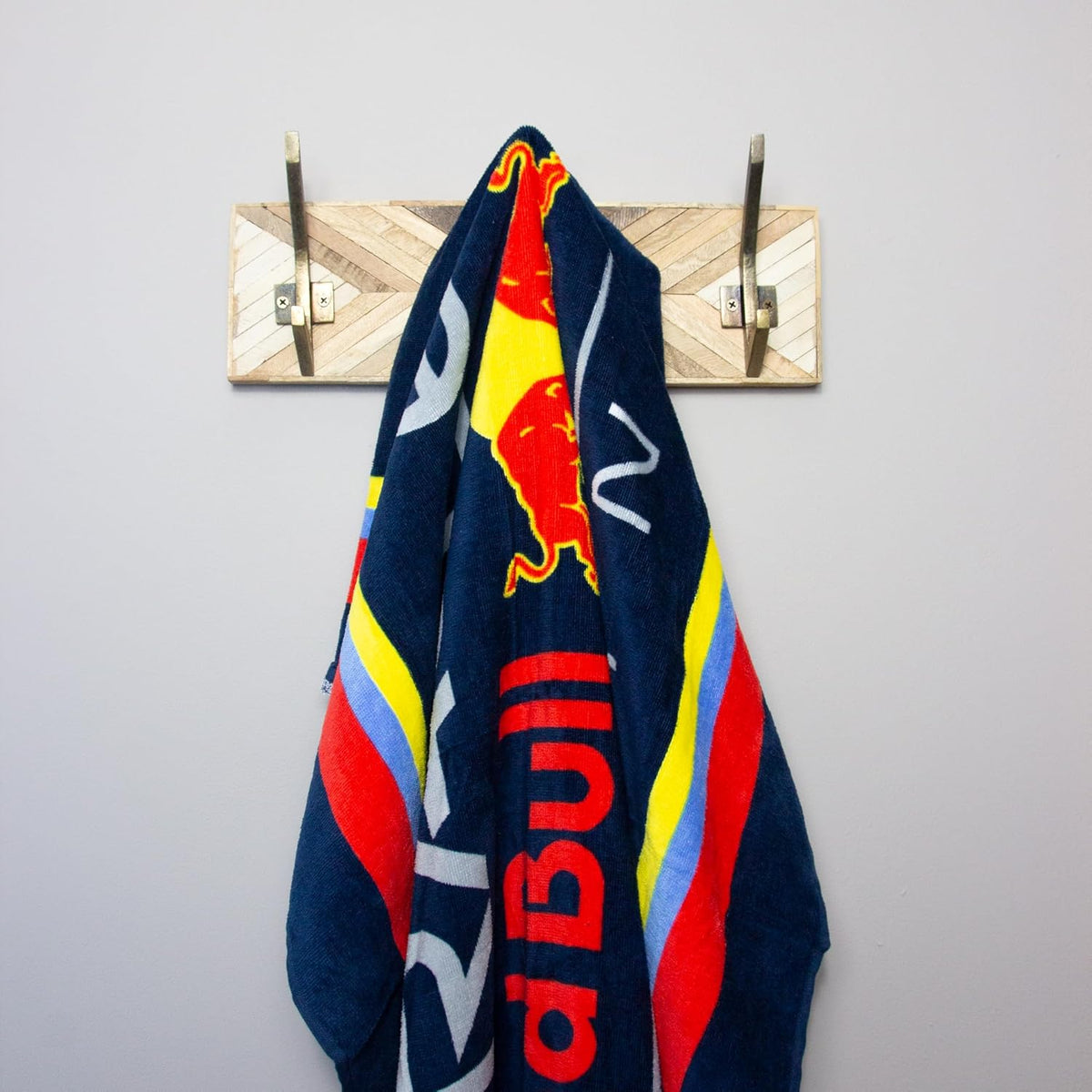 Character World Offizielles Red Bull Racing Handtuch | Superweiches Gefühl, dreifarbiges Formel Eins Team Design | Perfekt für Haus, Bad, Strand & Schwimmbad | Eine Größe 75cm x 150cm | 100% Baumwolle