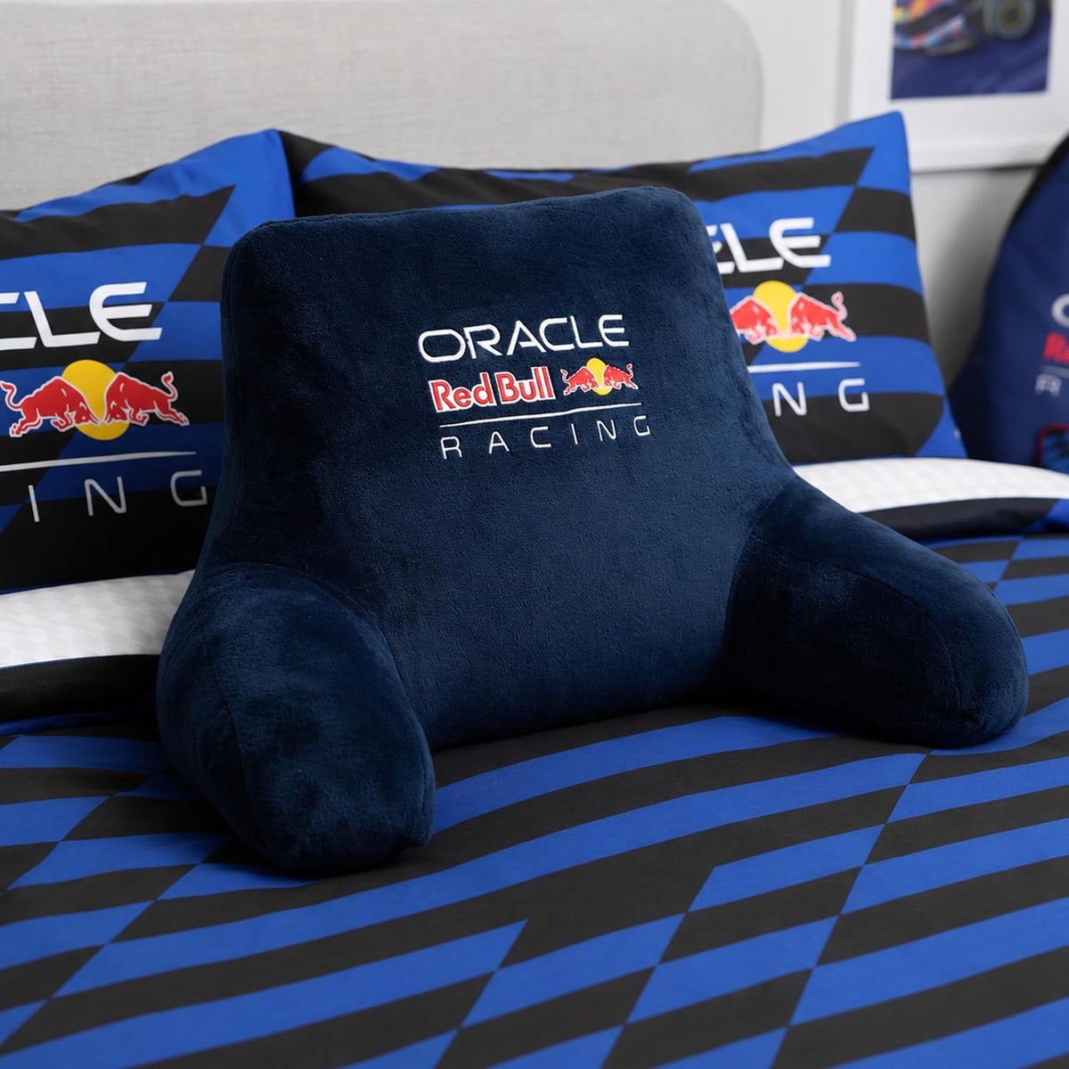 Oracle Red Bull Racing offiziell lizenziertes Kuschelkissen | Superweiches, marineblaues Armlehnenkissen im Stuhldesign | Ultra bequem | Shift-Design | Perfekt für jedes Schlafzimmer, auf dem Sofa
