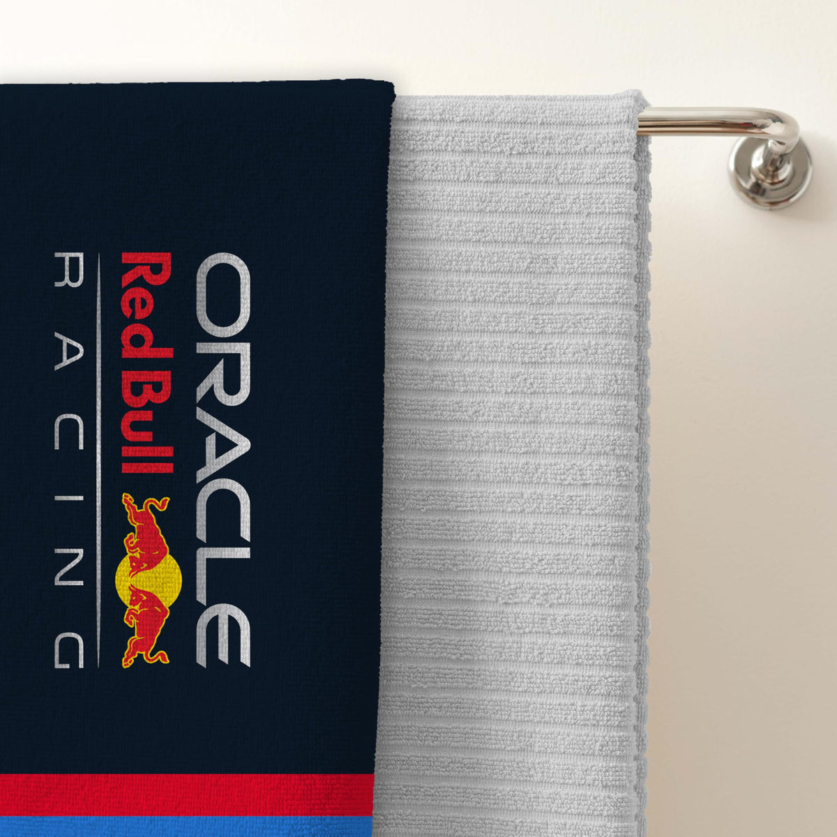 Character World Offizielles Red Bull Racing Handtuch | Superweiches Gefühl, dreifarbiges Formel Eins Team Design | Perfekt für Haus, Bad, Strand & Schwimmbad | Eine Größe 75cm x 150cm | 100% Baumwolle