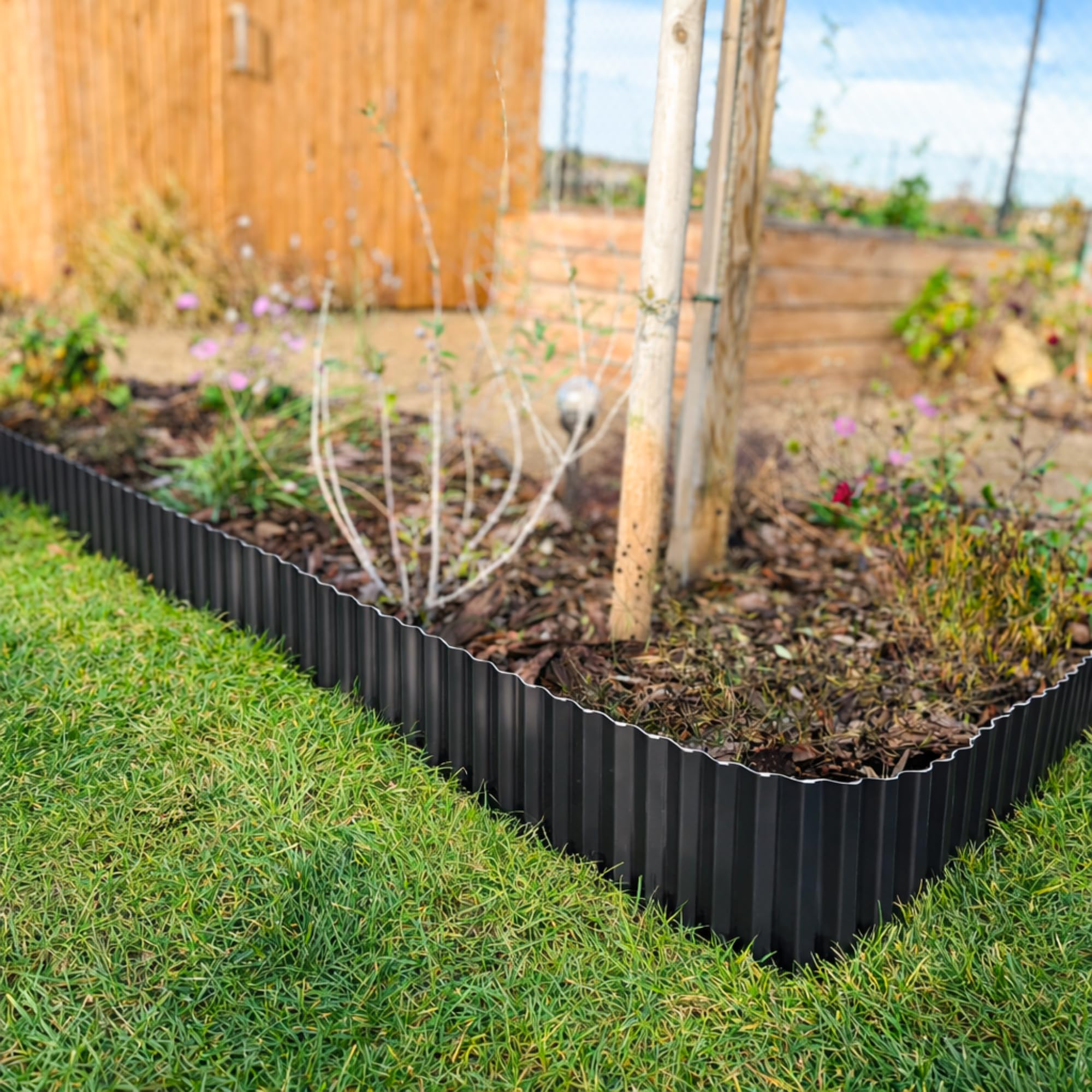 Rasenkante Metall Anthrazit 12 m - Beeteinfassung aus Metall 15 cm hoch - Einfache Montage, Rostfrei und Langlebig - Flexible Beetumrandung, 1 Paar Montagehandschuhe inklusive