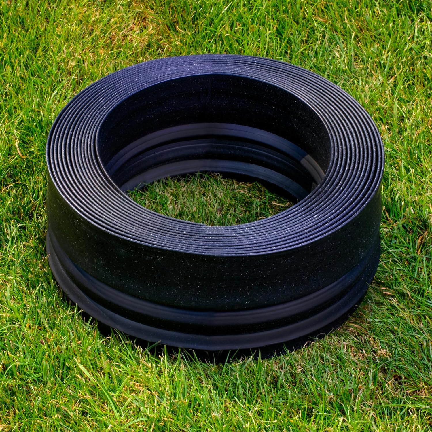 Flexible Rasenkante Kunststoff - Robustes Stay-in-Place Design - Sehr Gut zu Verarbeiten, Min. 30 Jahre Lebensdauer, Unsichtbar - Beeteinfassung aus 100% recyceltem Plastik