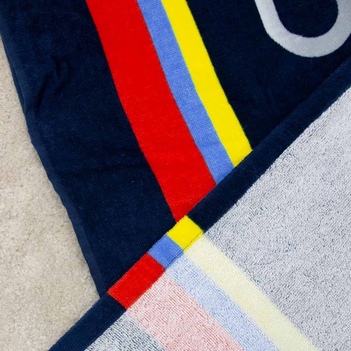 Character World Offizielles Red Bull Racing Handtuch | Superweiches Gefühl, dreifarbiges Formel Eins Team Design | Perfekt für Haus, Bad, Strand & Schwimmbad | Eine Größe 75cm x 150cm | 100% Baumwolle