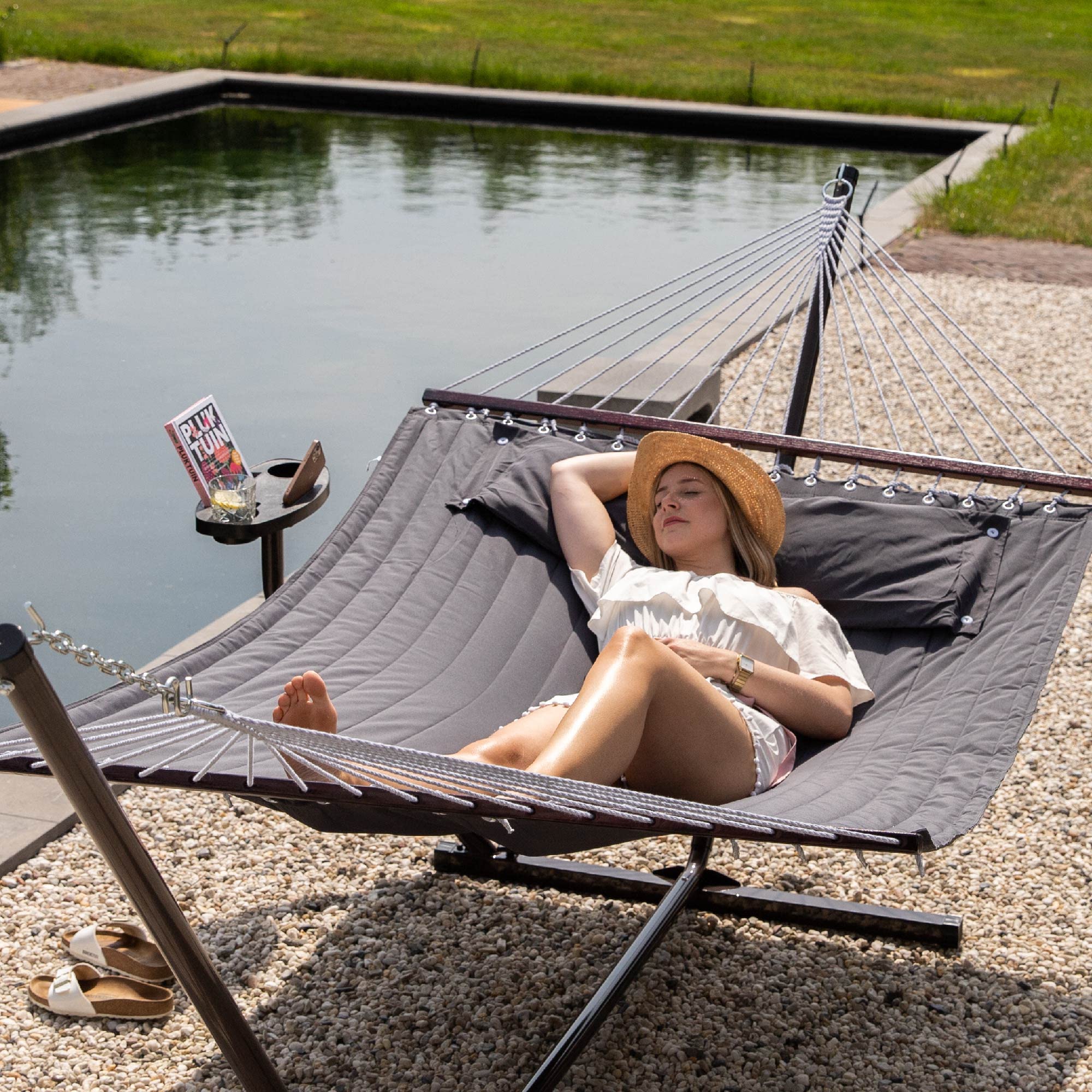 Hängematte mit Gestell und Tisch - Hängematte Outdoor für den Garten, Pool & Balkon - Großzügige Hängematten 2 Personen - Doppelhängematte mit Ständer und Beistelltisch - 200 kg Belastbarkeit