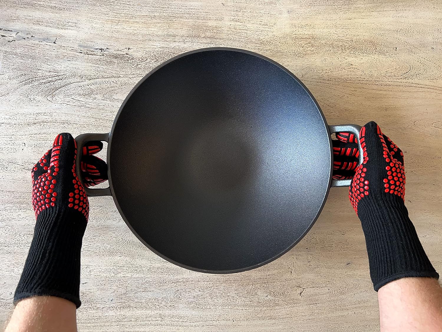 Bergensteiner® 100% Gusseisen Wok mit emaillierter Oberfläche | 36 cm Durchmesser groß | Grill, Induktion, Feuer, Gasgrill | Wok Pan | Inklusive Premium Grillhandschuhe